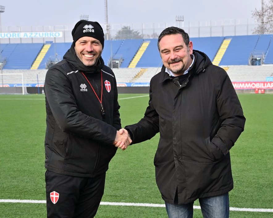 Read more about the article Il Sindaco Canelli in visita alla squadra allo stadio Piola